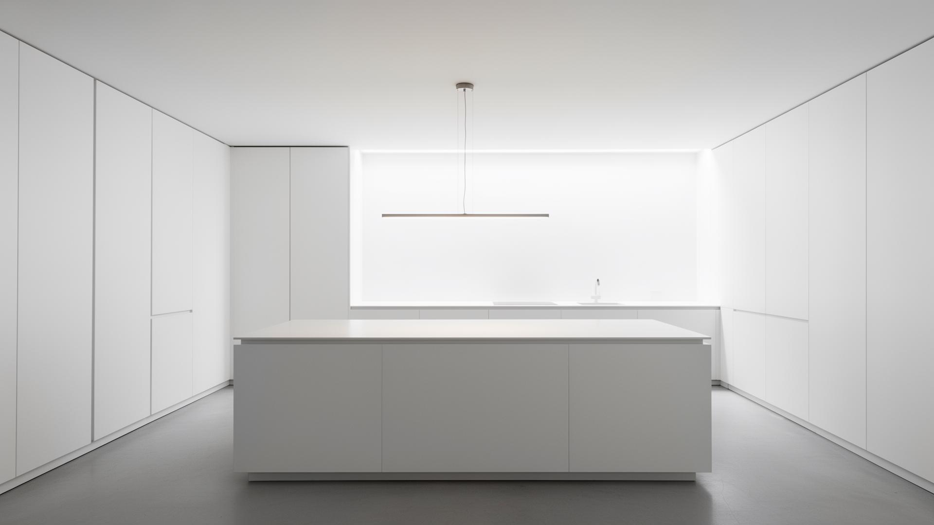Minimalistische weisse Küche
